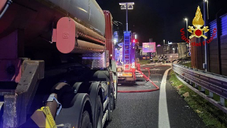 Pesaro - Autoarticolato in fiamme nell’area di servizio Vallefoglia sull’A14